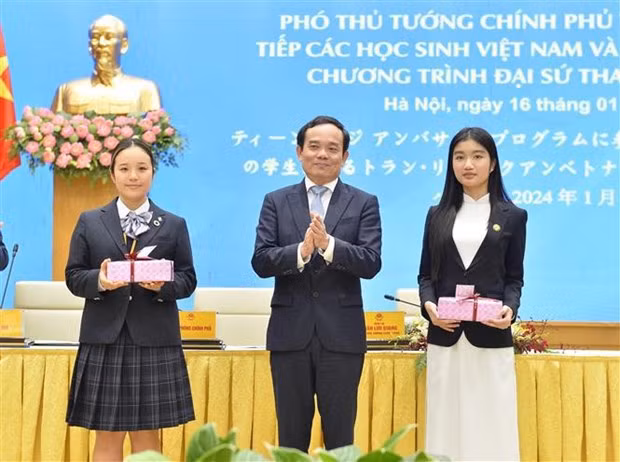 越南政府副总理陈流光会见越南和日本大学生 ảnh 1 越南政府副总理陈流光会见越南和日本大学生 ảnh 1