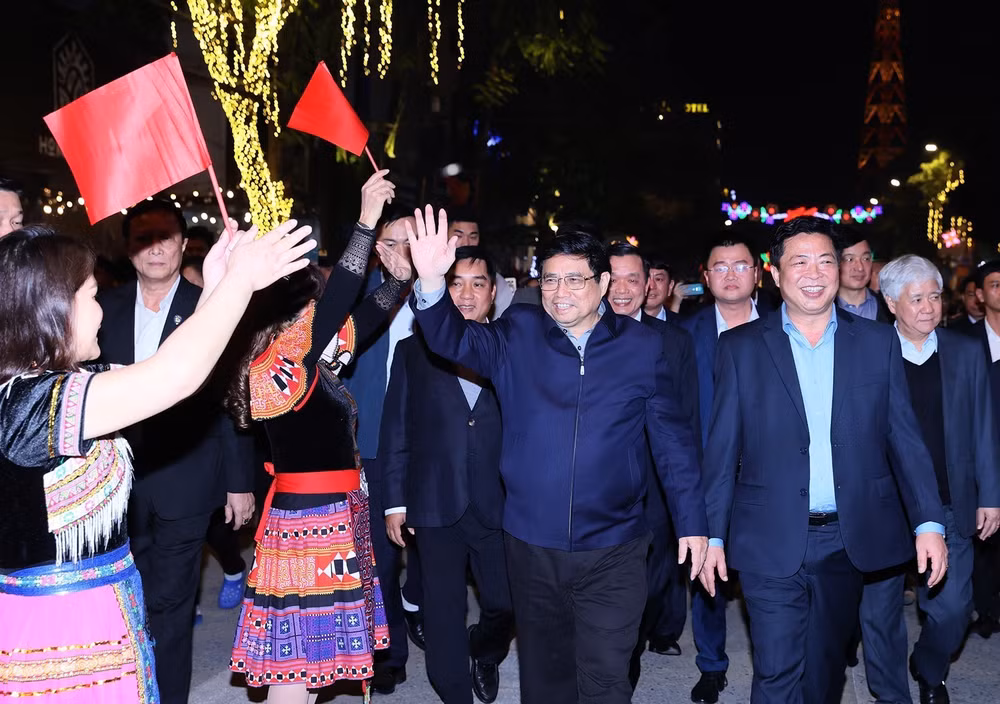 政府总理范明政同高平省人民共同喜迎2024新年的到来 ảnh 1