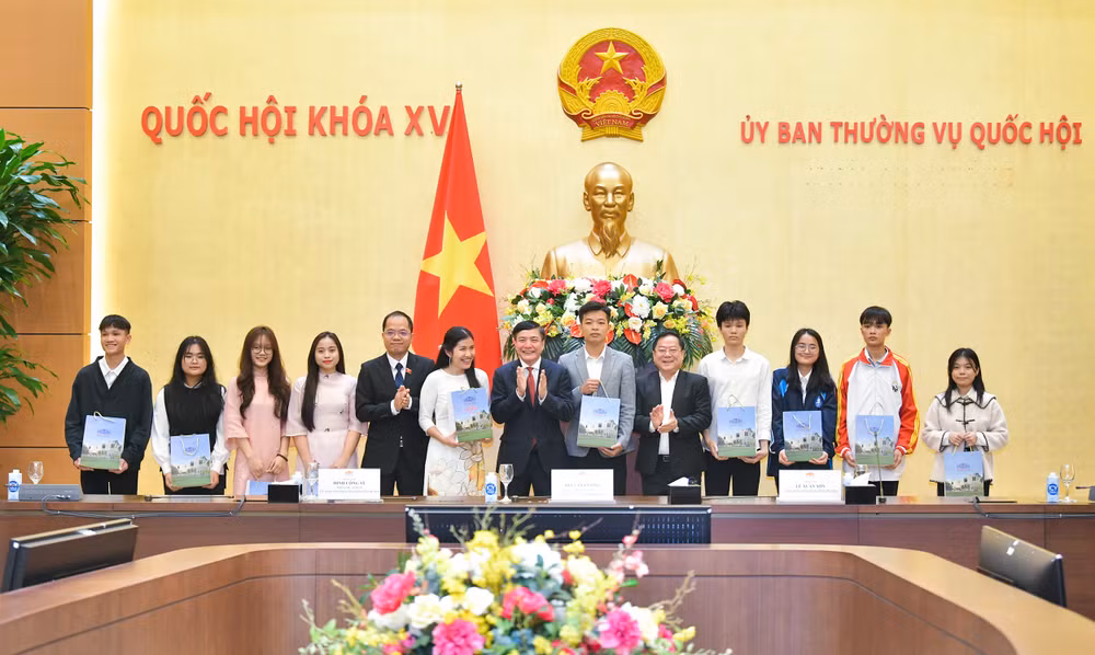 为优秀贫困大学生迎难而上 为国家建设贡献力量创造便利条件 ảnh 1