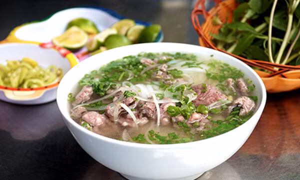 越南米粉跻身世界上最美味的20种汤类食品之列 ảnh 1