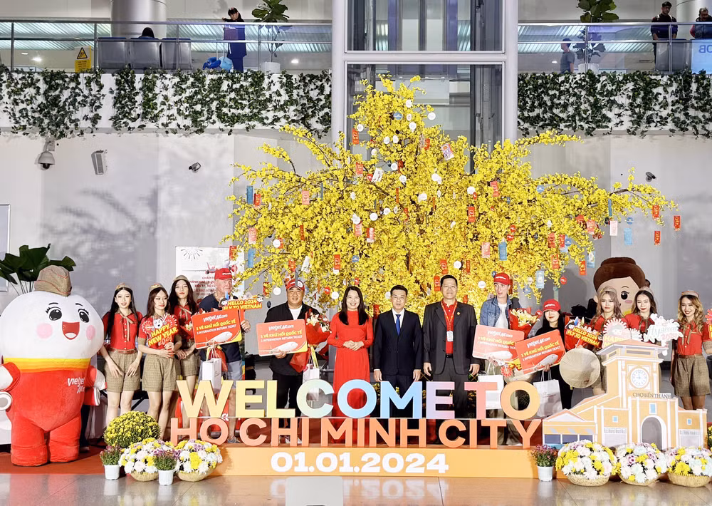 胡志明市迎来2024年首个入境外国游客团 ảnh 1