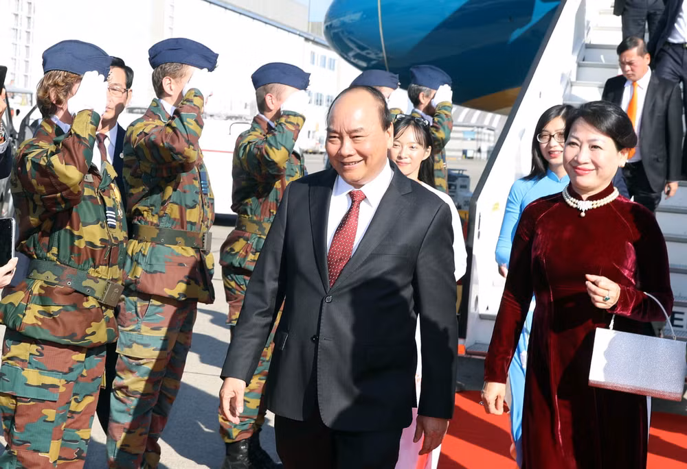 越南政府总理阮春福抵达布鲁塞尔 开始出席ASEM 12并对欧盟和比利时进行访问之旅 ảnh 1