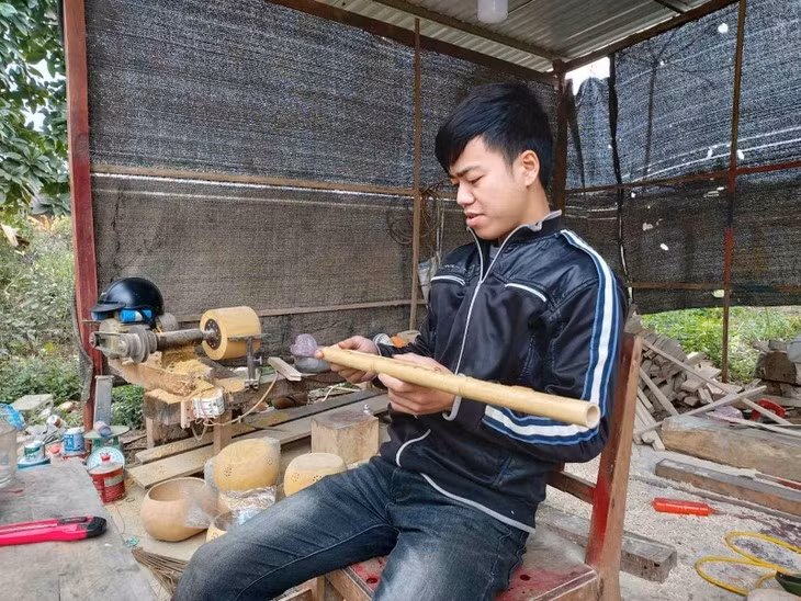 热衷于制作丁琴的岱依族小伙子杨尹广 ảnh 1