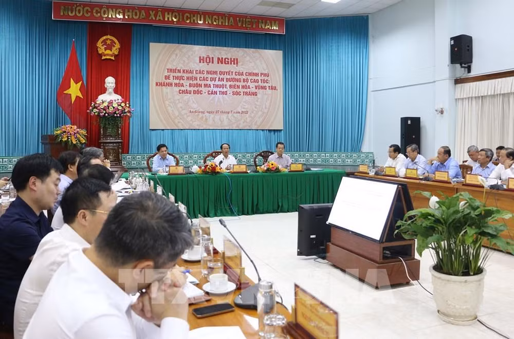 政府副总理黎文成:南部新高速公路是推动经济发展的动力 ảnh 1 政府副总理黎文成:南部新高速公路是推动经济发展的动力 ảnh 1