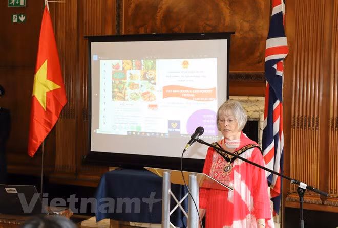 在英国诺丁汉市推介越南产品 ảnh 1 在英国诺丁汉市推介越南产品 ảnh 1