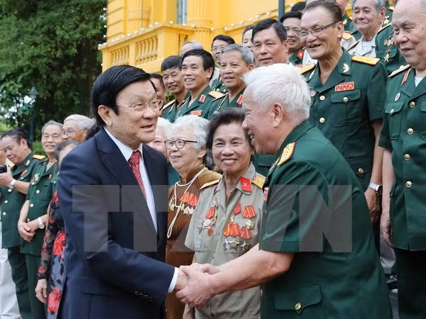 越南国家主席张晋创与越南人民军英雄师团老战士会面 ảnh 1 越南国家主席张晋创与越南人民军英雄师团老战士会面 ảnh 1