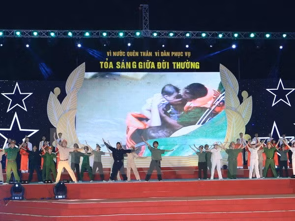 越南各地举行多项活动 庆祝人民公安传统日70周年 ảnh 1 越南各地举行多项活动 庆祝人民公安传统日70周年 ảnh 1