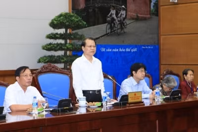 越南政府副总理武文宁接见后江省革命有功者代表团 ảnh 1 越南政府副总理武文宁接见后江省革命有功者代表团 ảnh 1