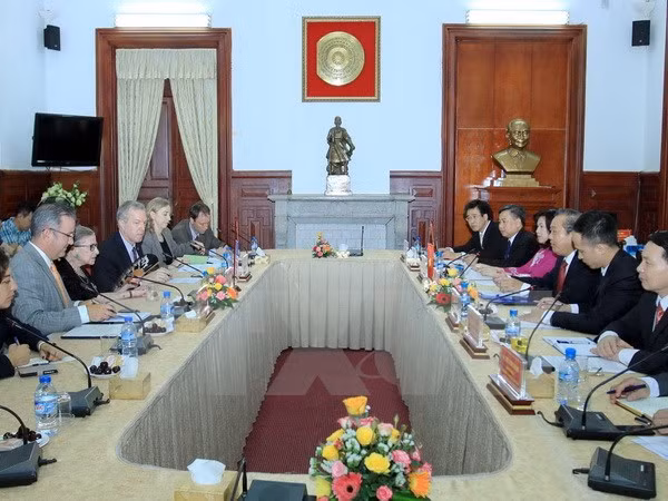 美国最高法院大法官对越南年轻一代充满信心 ảnh 1 美国最高法院大法官对越南年轻一代充满信心 ảnh 1