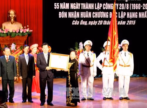 越南国家副主席阮氏缘向门翁选煤公司授予一级独立勋章 ảnh 1 越南国家副主席阮氏缘向门翁选煤公司授予一级独立勋章 ảnh 1