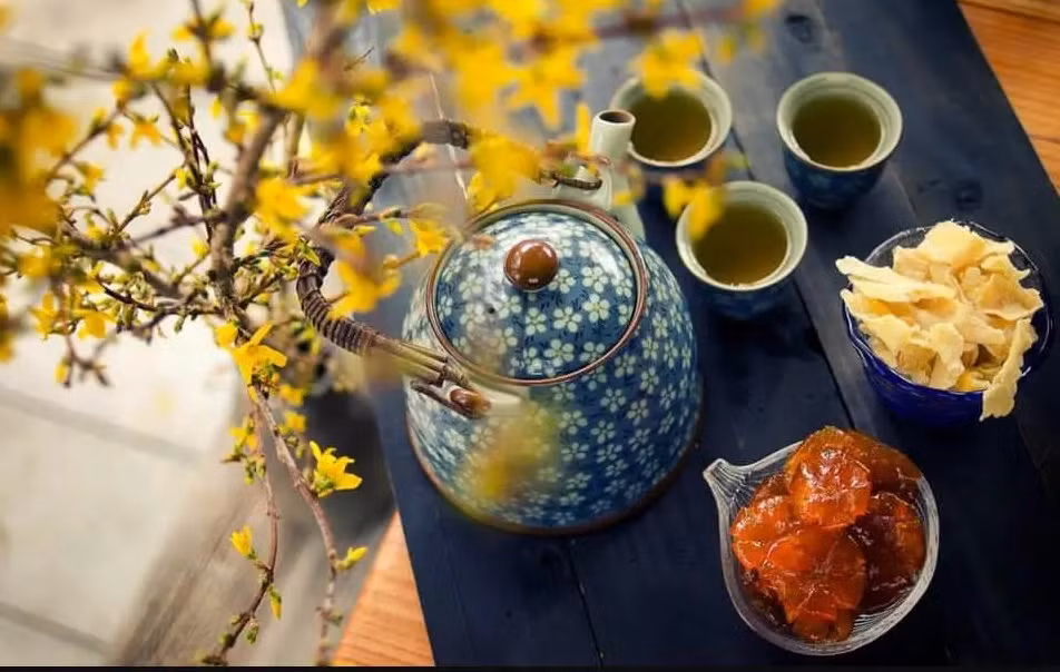 越南人过春节时饮茶配蜜饯的消遣 ảnh 1