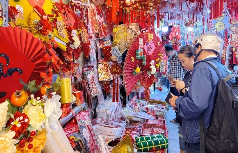 越南传统家具饰品畅销春节市场 ảnh 2