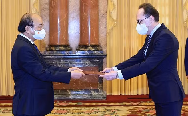 国家主席阮春福接收4国新任驻越大使递交的国书 ảnh 2 国家主席阮春福接收4国新任驻越大使递交的国书 ảnh 2