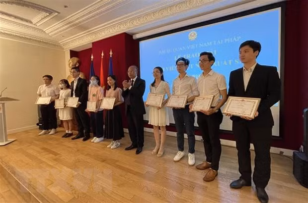 向在法优秀越南大学生颁发奖项 ảnh 1 向在法优秀越南大学生颁发奖项 ảnh 1