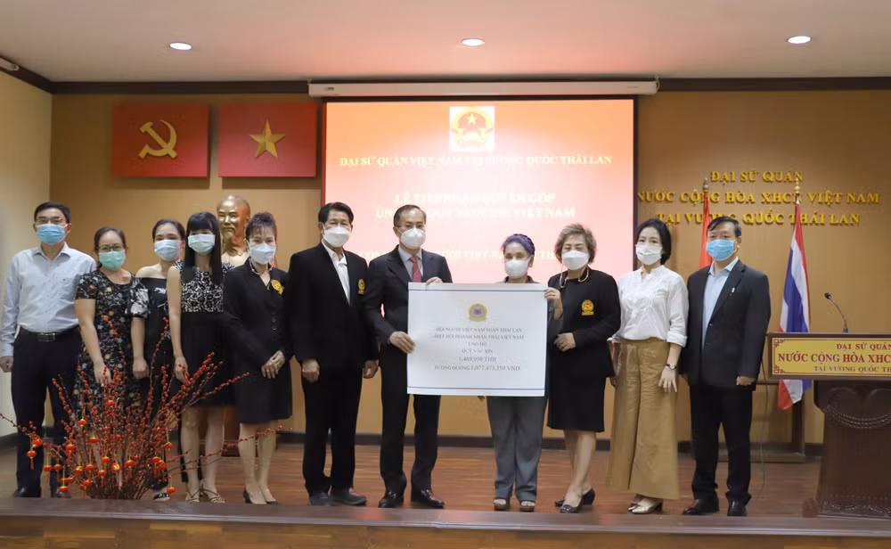 旅居泰国越南人为越南新冠疫苗基金会捐赠10多亿越盾 ảnh 1
