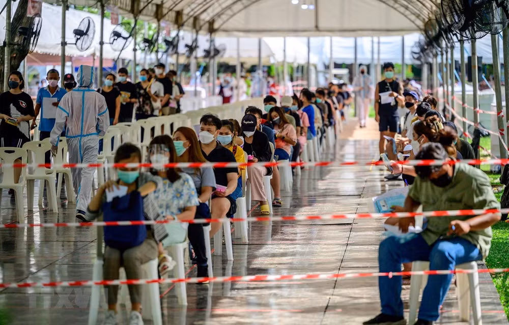 东南亚新冠肺炎疫情：印尼单日新增死亡病例破千 泰国确诊病例超30万 ảnh 1