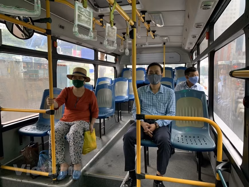 组图：河内公交车恢复运营后乘车的旅客很少 ảnh 5