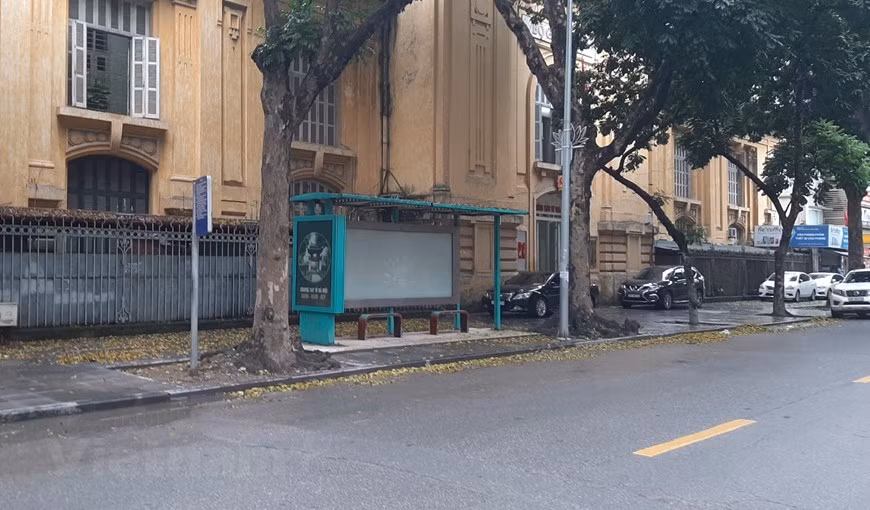 组图：河内公交车恢复运营后乘车的旅客很少 ảnh 2
