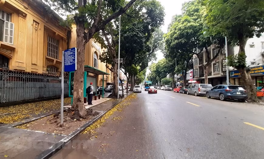 组图：河内公交车恢复运营后乘车的旅客很少 ảnh 3