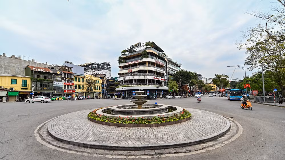 组图：新冠肺炎疫情严峻复杂 河内市街道空旷行人少 ảnh 4
