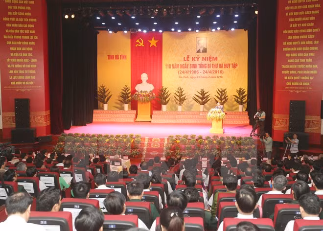 越共中央已故总书记何辉集诞辰110周年纪念典礼在河静省隆重举行 ảnh 1