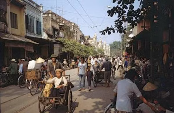 法国摄影师“20世纪80年代的越南”图片展亮相河内 ảnh 4