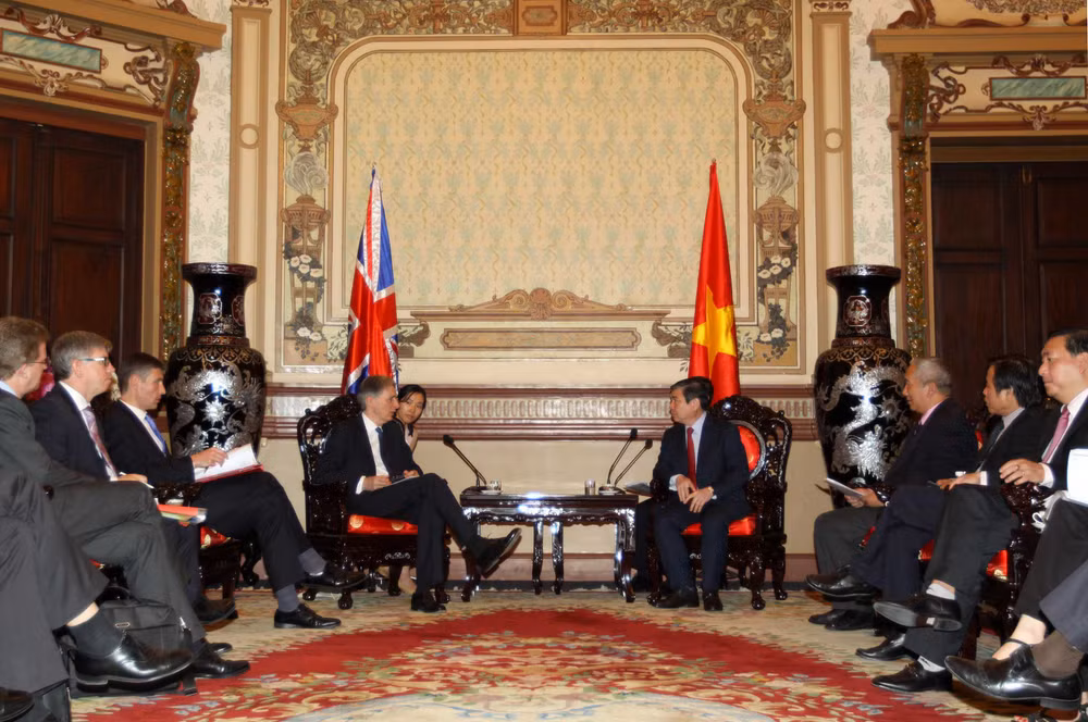 胡志明市人民委员会主席阮成峰会见英国外交大臣哈蒙德 ảnh 1