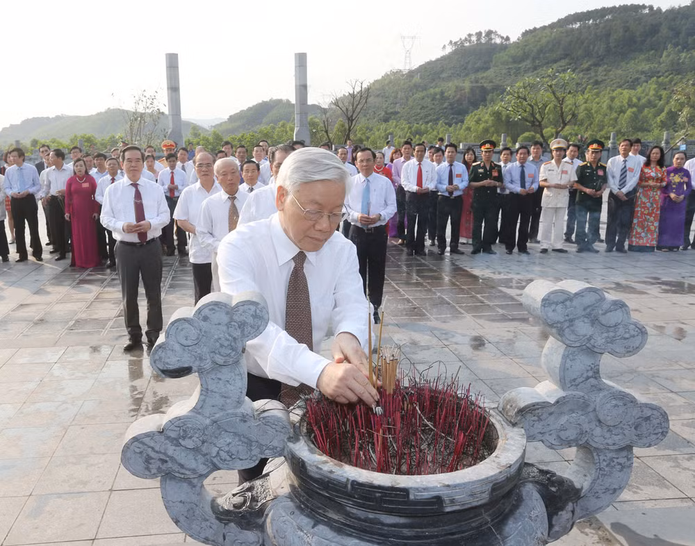 越共中央已故总书记何辉集诞辰110周年纪念典礼在河静省隆重举行 ảnh 2
