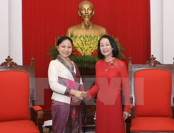 越共中央民运部部长张氏梅会见老挝妇联会代表团 ảnh 1 越共中央民运部部长张氏梅会见老挝妇联会代表团 ảnh 1
