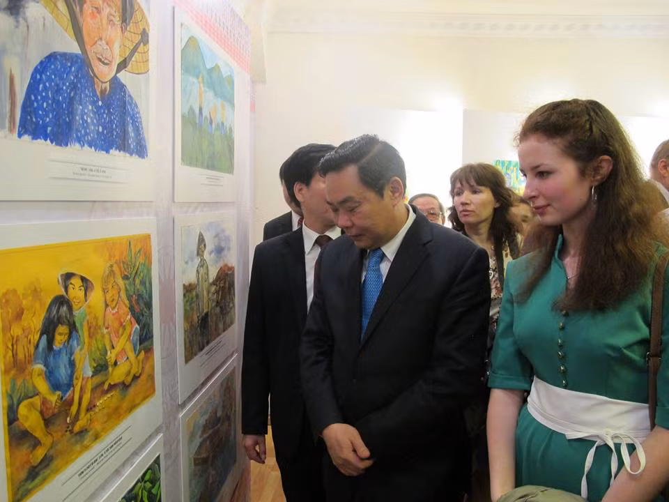 “我画越南、我画俄罗斯”儿童绘画作品展在河内举行 ảnh 2