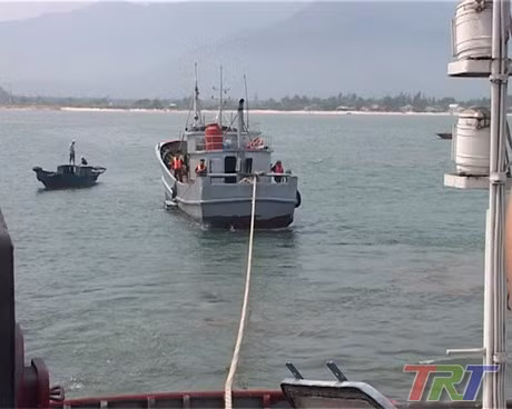 越南成功解救在承天顺化省海域遇险的一艘中国渔船 ảnh 1 越南成功解救在承天顺化省海域遇险的一艘中国渔船 ảnh 1