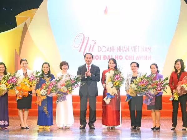 越南国家主席陈大光出席“胡志明时代的越南女企业”艺术交流会 ảnh 1 越南国家主席陈大光出席“胡志明时代的越南女企业”艺术交流会 ảnh 1