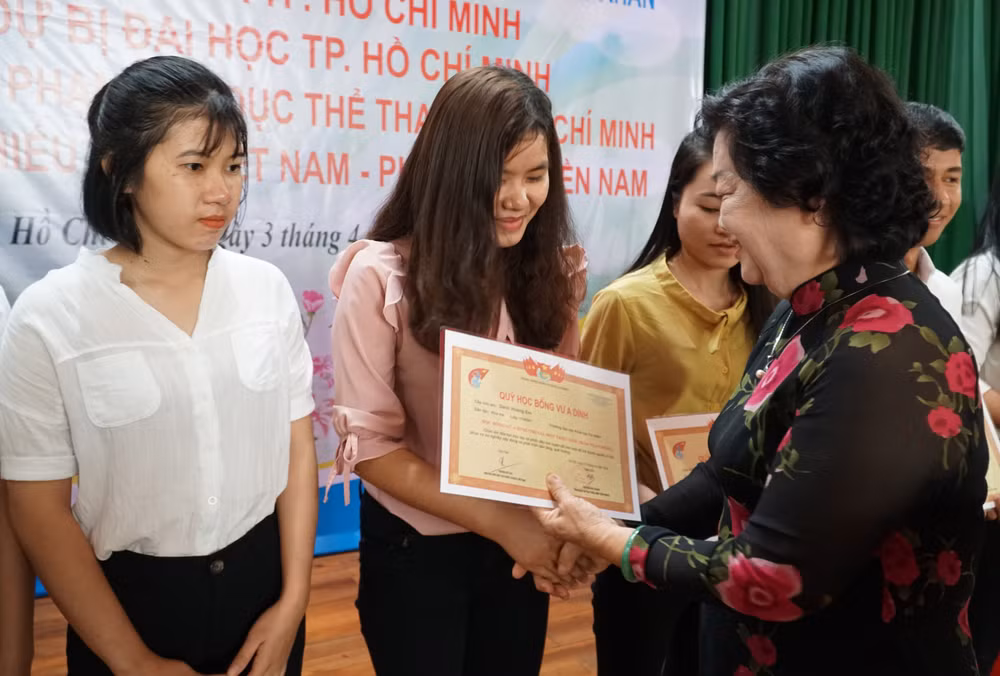 多名特困少数民族优秀学生和大学生获得武阿丁助学金 ảnh 1 多名特困少数民族优秀学生和大学生获得武阿丁助学金 ảnh 1