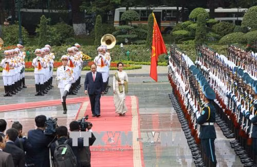 缅甸国务资政昂山素季圆满结束对越南进行的正式访问 ảnh 1 缅甸国务资政昂山素季圆满结束对越南进行的正式访问 ảnh 1