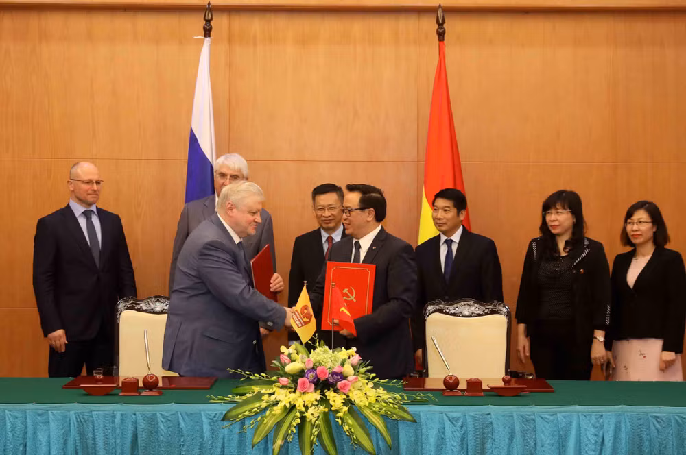 越共中央常务书记处书记陈国旺会见公正俄罗斯党代表团 ảnh 2 越共中央常务书记处书记陈国旺会见公正俄罗斯党代表团 ảnh 2