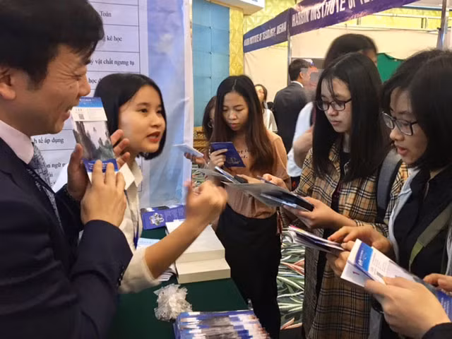 越中会展教育论坛在河内举行 ảnh 1 越中会展教育论坛在河内举行 ảnh 1