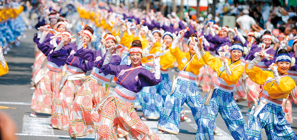 日本艺术团在河内市步行街表演索朗祭传统舞蹈节目 ảnh 2