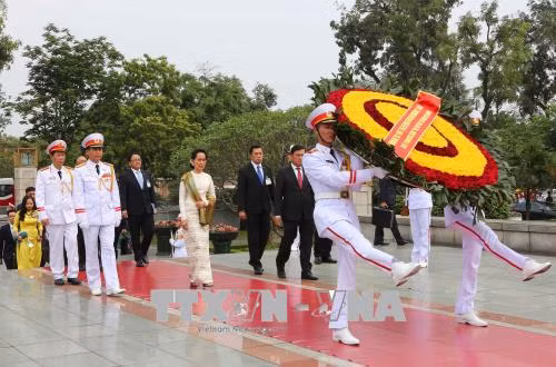 政府总理阮春福与缅甸国务资政兼外长昂山素季举行会谈 ảnh 4 政府总理阮春福与缅甸国务资政兼外长昂山素季举行会谈 ảnh 4