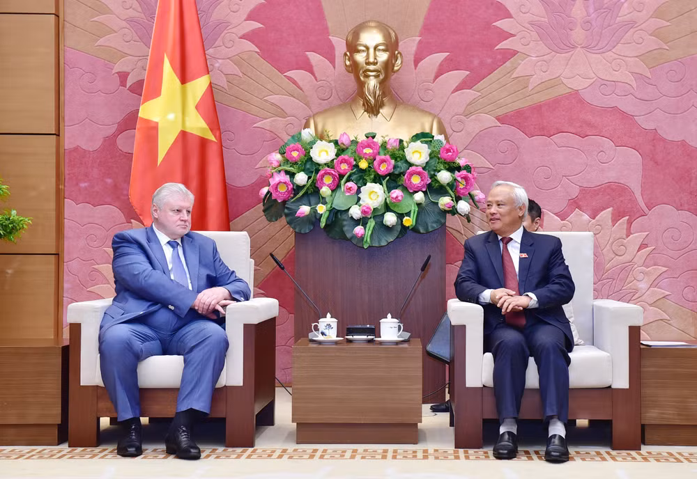 越共中央常务书记处书记陈国旺会见公正俄罗斯党代表团 ảnh 3 越共中央常务书记处书记陈国旺会见公正俄罗斯党代表团 ảnh 3