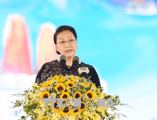 越南国会主席阮氏金银出席广宁省下龙2018年国家旅游年开幕式 ảnh 1 越南国会主席阮氏金银出席广宁省下龙2018年国家旅游年开幕式 ảnh 1