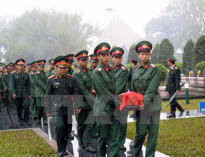 奠边省为在老挝牺牲的越南志愿军遗骨举行追悼会 ảnh 1