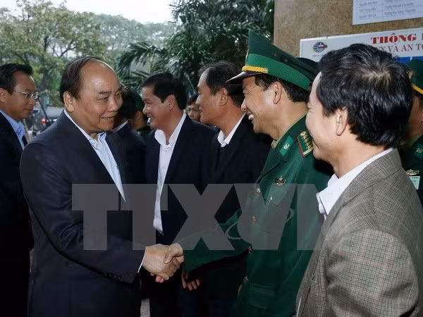 阮春福莅临岘港市走访慰问岘港港干部人员 ảnh 1 阮春福莅临岘港市走访慰问岘港港干部人员 ảnh 1