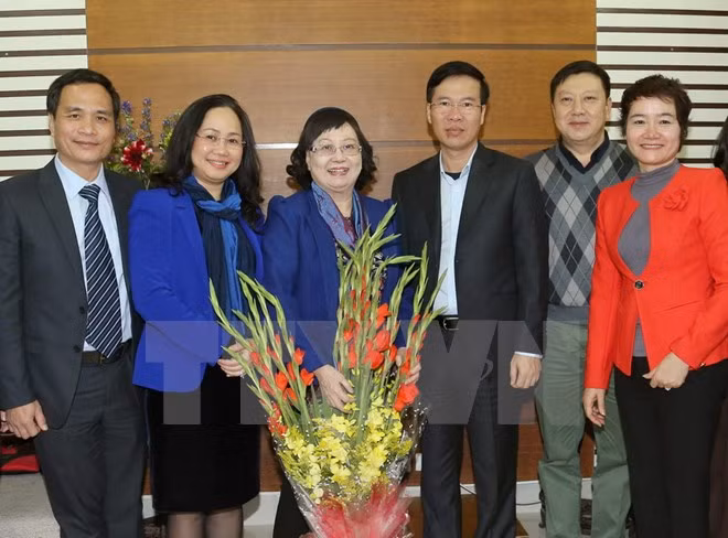 中央宣教部部长武文赏春节前走访慰问各科学家和文艺工作者 ảnh 1 中央宣教部部长武文赏春节前走访慰问各科学家和文艺工作者 ảnh 1