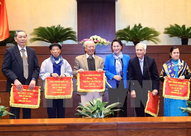 越南国会主席阮氏金银与历代专责国会代表举行见面会 ảnh 1 越南国会主席阮氏金银与历代专责国会代表举行见面会 ảnh 1