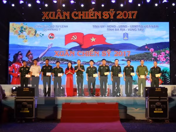 2017年“战士之春”艺术交流活动在昆岛县举行 ảnh 1