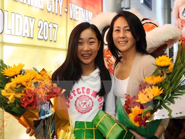 岘港市迎接2017丁酉春节首批外国游客“冲年喜” ảnh 1