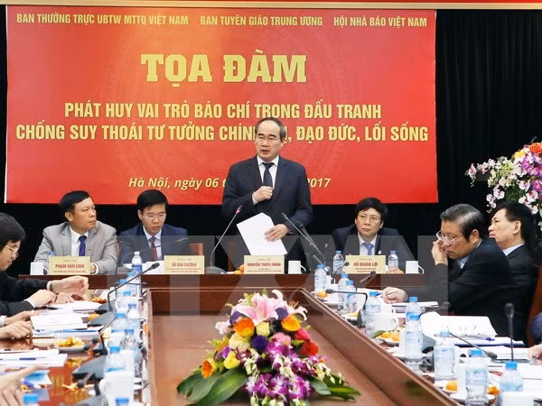 “发挥新闻媒体对打击政治思想蜕化、品德变质、生活方式变坏等现象的作用”座谈会在河内举行 ảnh 1