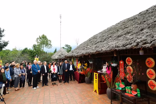各国驻越大使和国际友人了解越南春节的传统文化 ảnh 1 各国驻越大使和国际友人了解越南春节的传统文化 ảnh 1
