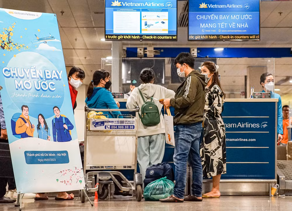 越航组织“梦想航班——团圆之旅”航班 免费送百余名贫困劳动者回乡过年 ảnh 1 越航组织“梦想航班——团圆之旅”航班 免费送百余名贫困劳动者回乡过年 ảnh 1
