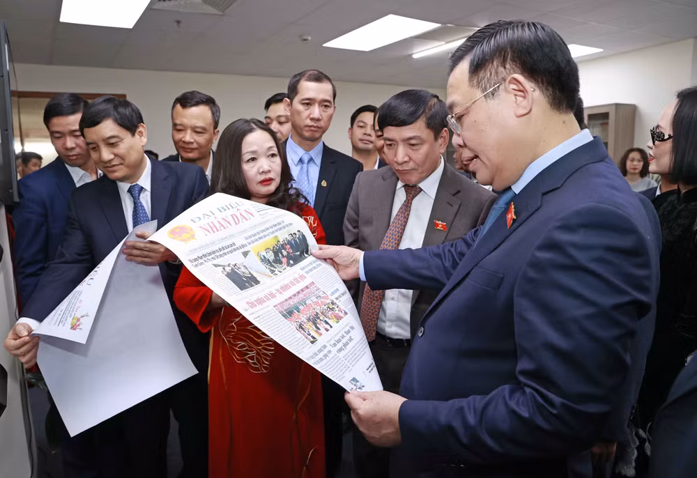 国会主席王廷惠探访越南国会人民代表报与国会电视台 ảnh 2 国会主席王廷惠探访越南国会人民代表报与国会电视台 ảnh 2